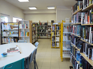 Vue du rez-de-chaussée de la bibliothèque  - JPEG - 109.9 ko